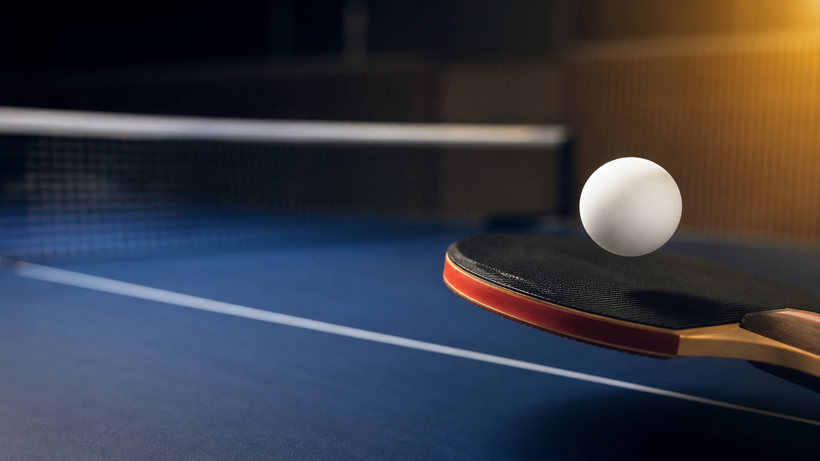Tischtennisball über einem Schläger in der Sporthalle